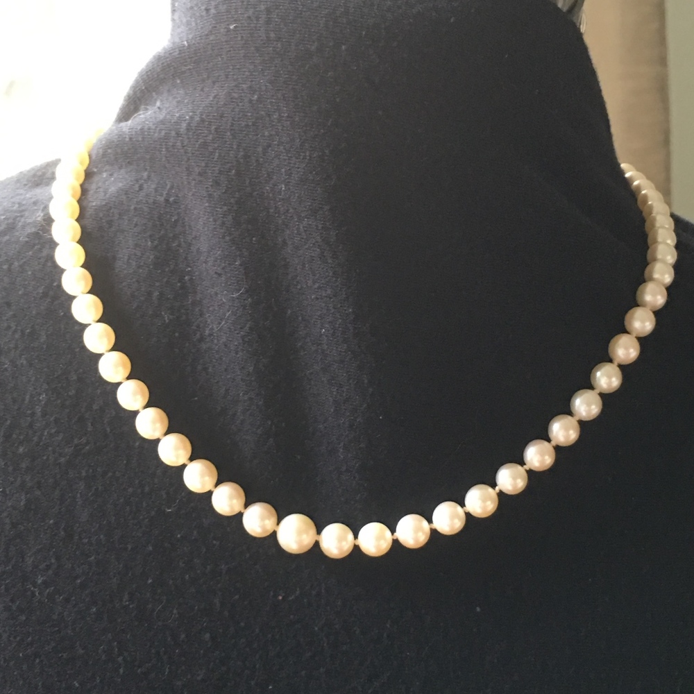 Ladies 20 inch strand of saltwater Pearls
